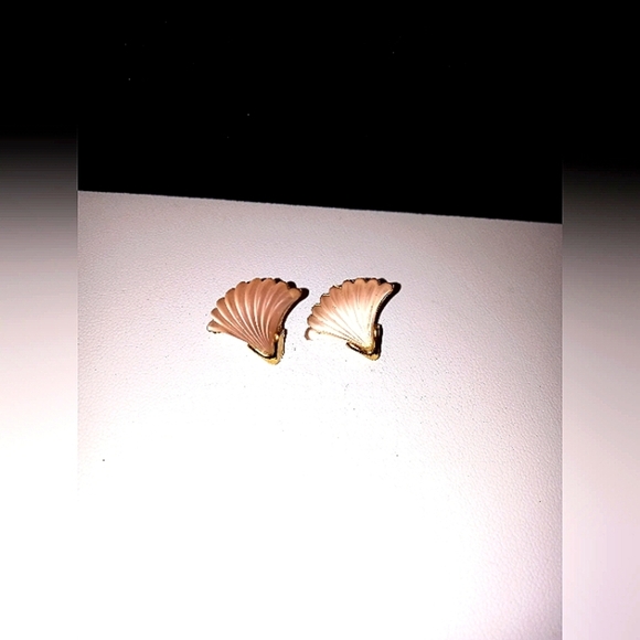 Whiting & Davis Earrings Frosted Peach Glass Shell Shape RARE FIND - Picture 6 of 9